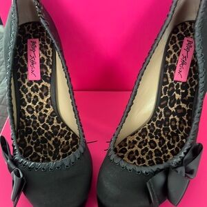Betsey Johnson Nelson dark grey satin pumps size 8